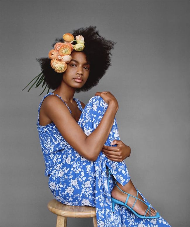 Modelo de Zara con pelo rizado y tocado floral
