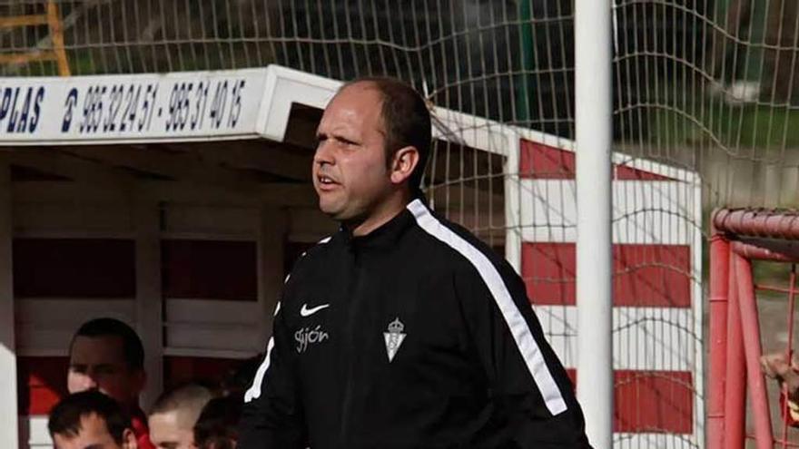 José Alberto, entrenador del Sporting B, da indicaciones a sus futbolistas.