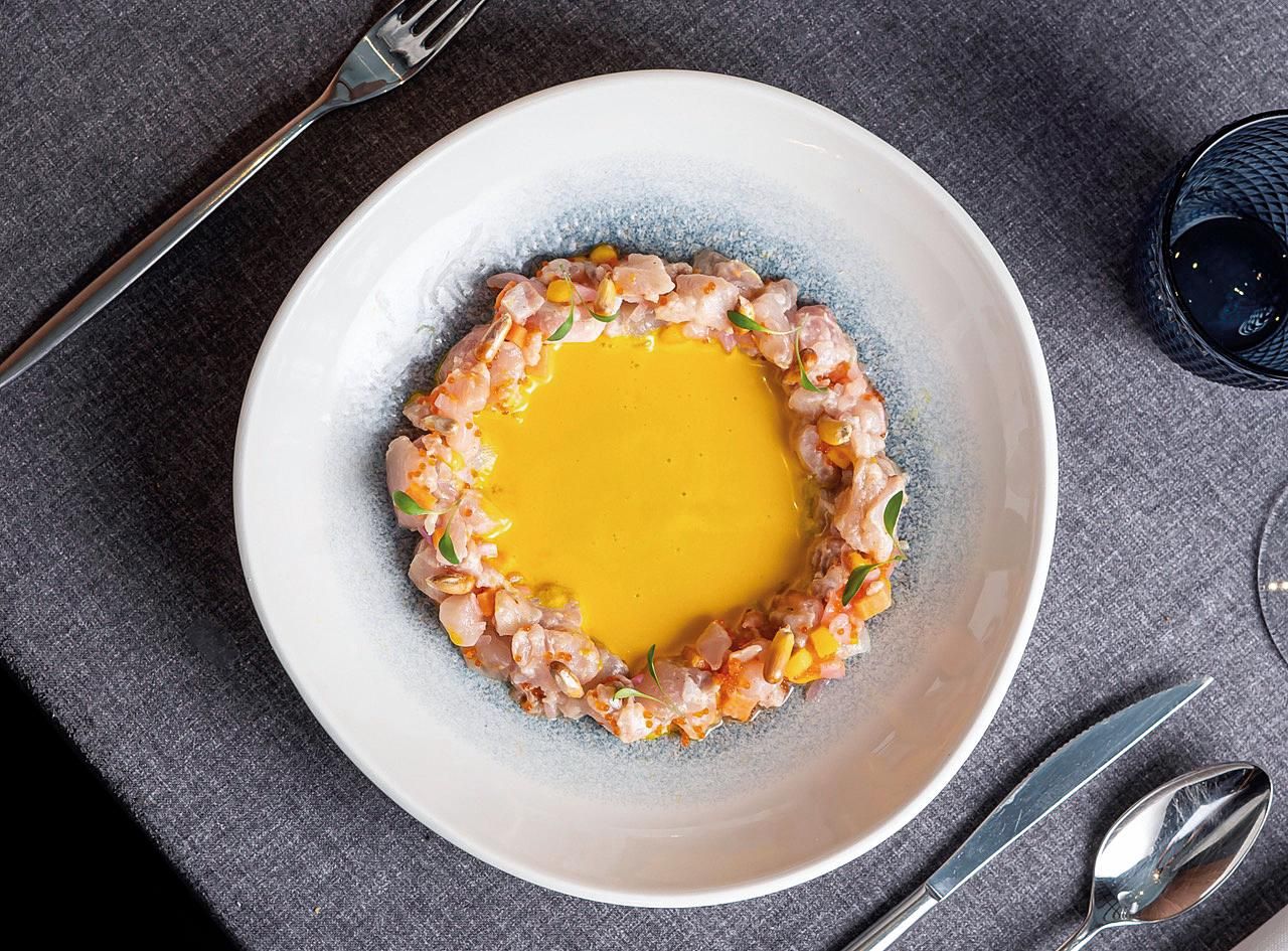 Ceviche de corvina, ají amarillo, choclo y mango, de La Fábrica