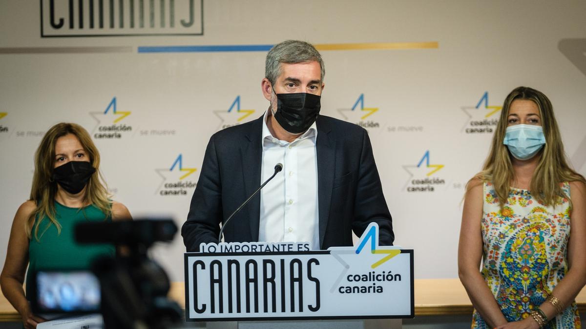 Rosa Dávila, Fernando Clavijo y Verónica Meseguer durante la rueda de prensa.