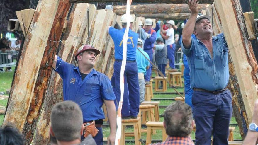 Una pareja de entibadores, durante el concurso de ayer en Mieres.