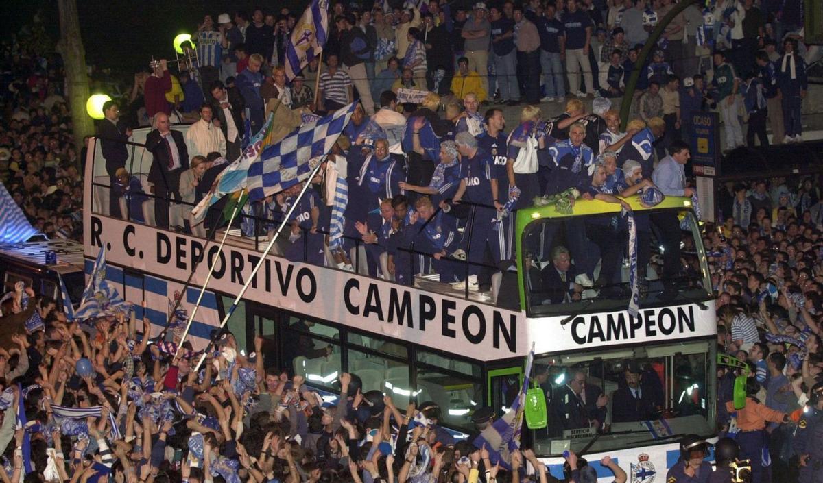 Los jugadores del Dépor se abalanzan en uno de los goles de esa tarde. | EFE