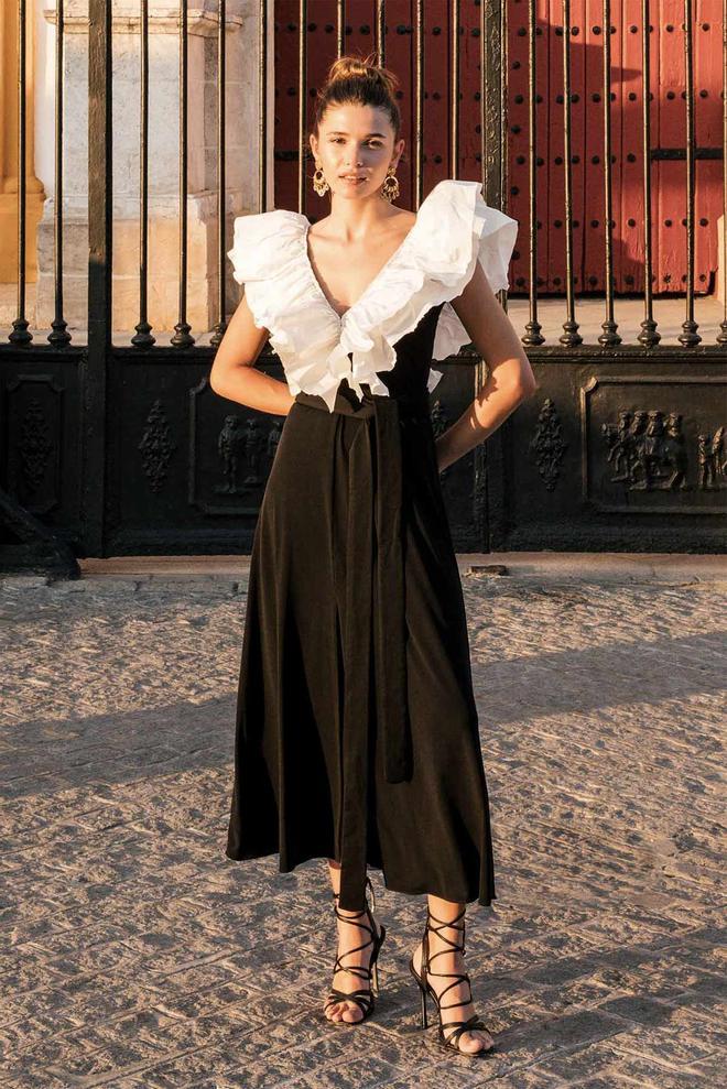 Vestido midi blanco y negro con el detalle del volante en el escote de la firma Colour Nude