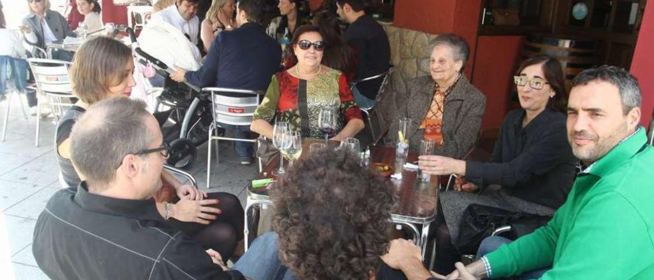 Clientes en la terraza de un bar de la calle Rosalía de Castro de Lalín. // Bernabé/Gutier