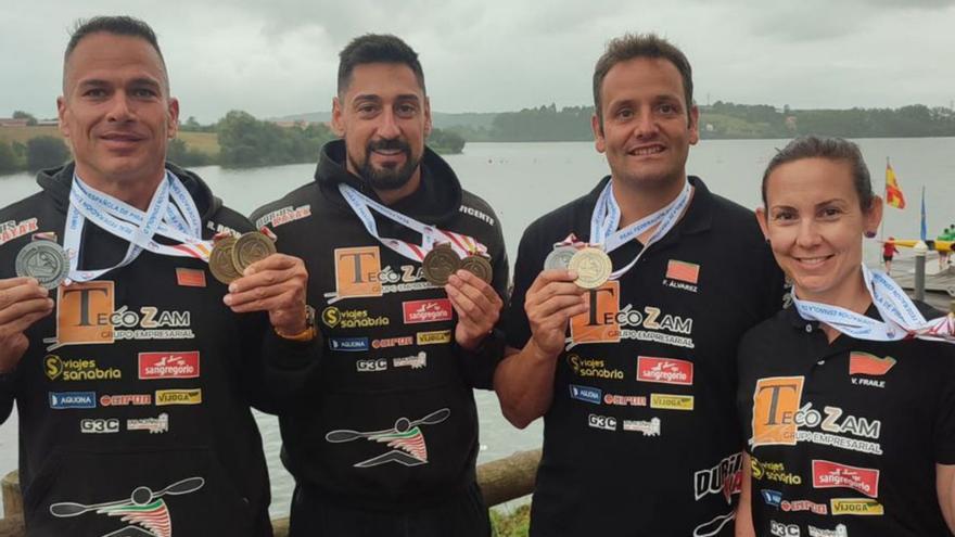 Rodríguez, Vicente, Álvarez y Fraile posan con sus medallas en Trasona. | |  D. K.