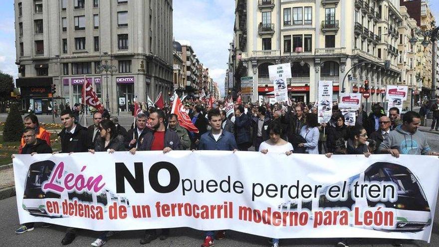 La cabecera de la manifestación, en la plaza de Santo Domingo de León. | j. casares / diario de león