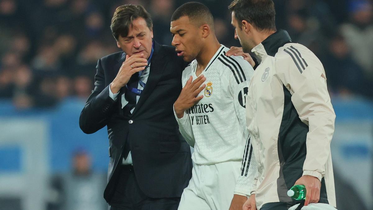 Kylian Mbappé, jugador del Real Madrid, se retira del campo durante el partido contra el Atalanta.