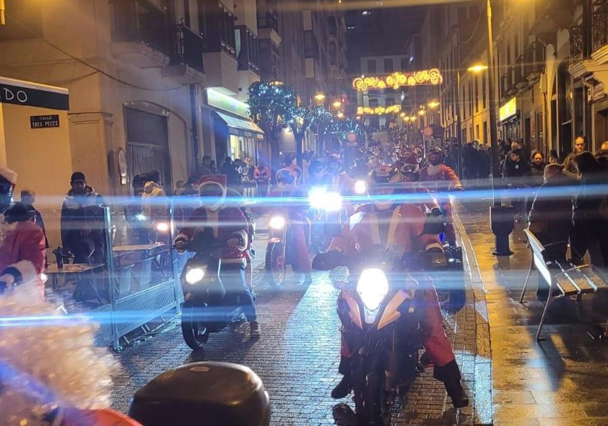 Papanoelada motera y solidaria en Cangas del Narcea