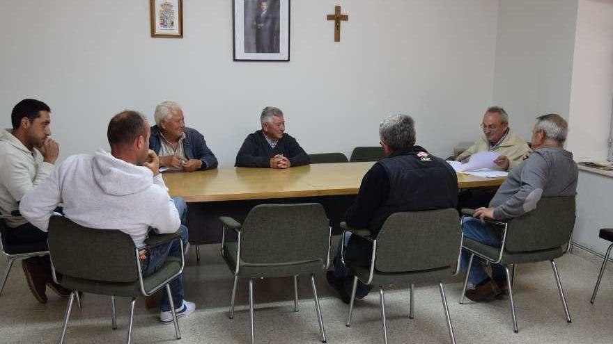 Pleno en Fonfría, en el que Baudiliano Martínez tomó posesión como concejal y se nombró alcalde a Valentín Macho.