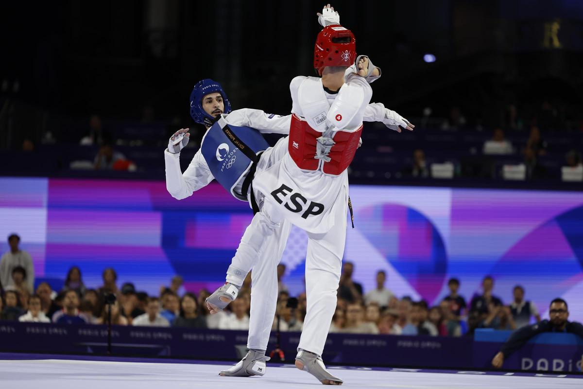 El taekwondista español Javier Pérez (rojo) ante el brasileño Edival Pontes (azul).