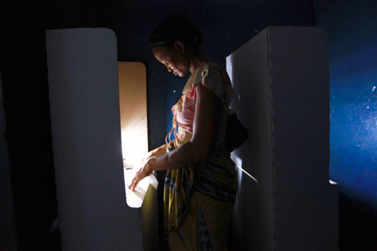 Una dona vota durant la segona volta de les eleccions presidencials de Libèria en un col·legi electoral a West Point, un barri pobre de Monròvia.