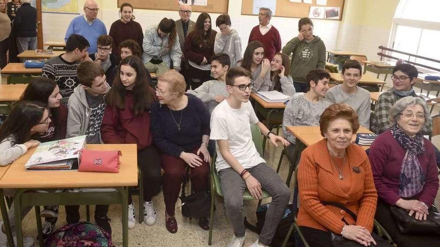 Mayores y alumnos de Secundaria, ayer, en su clase de Salesianos.