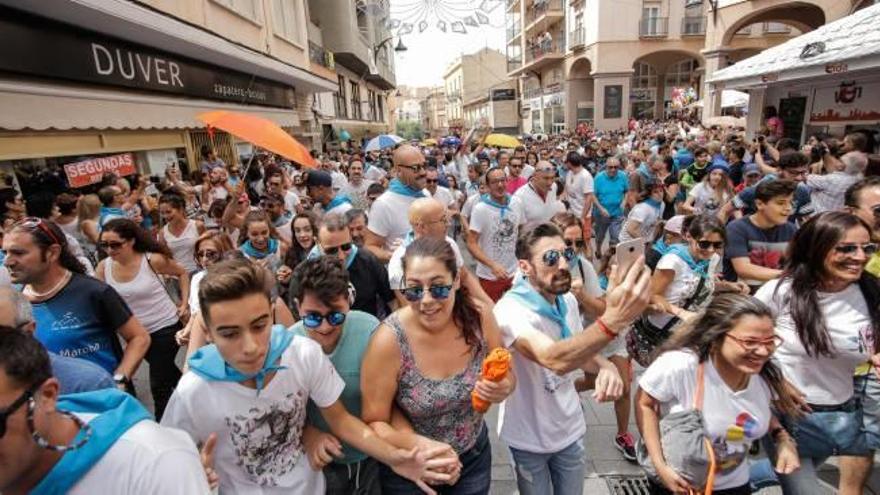 Miles de personas en el acto de correr la traca.