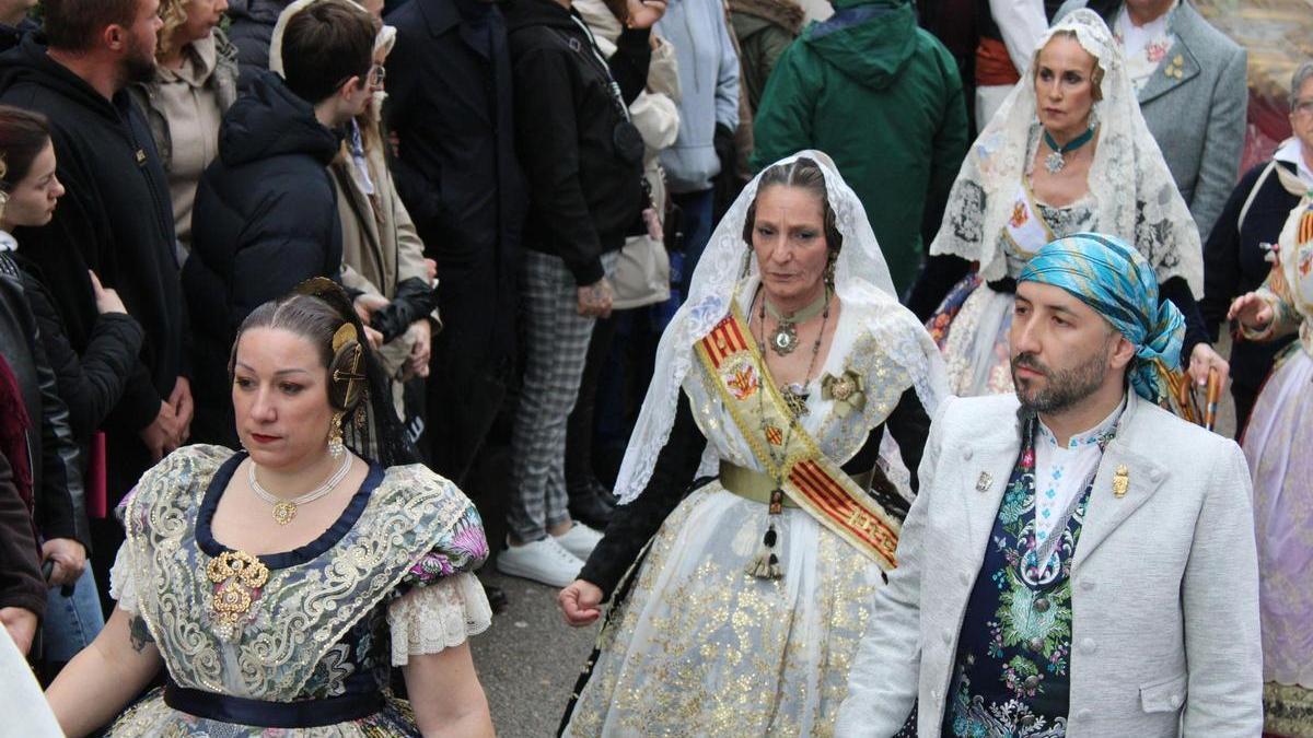 La presidenta de la JLF, Paqui Vallés, en el centro, justo por detrás de la concejal de Fiestas, Gemma Alós, y de Adirán Sarria, vicepresidente de la JLF.