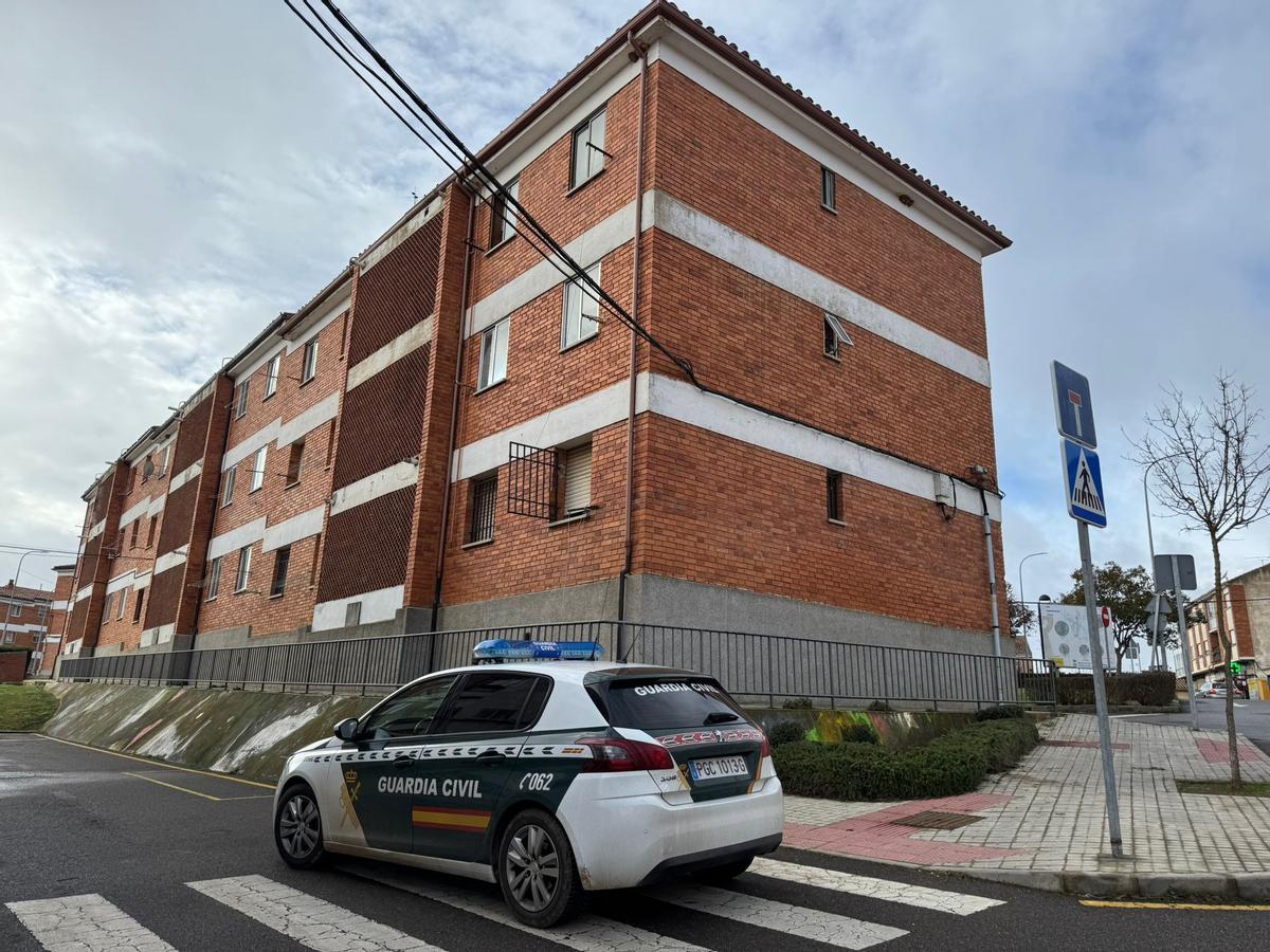Un vehículo de la Guardia Civil durante las diligencias, junto al inmueble donde tuvo lugar el suceso.