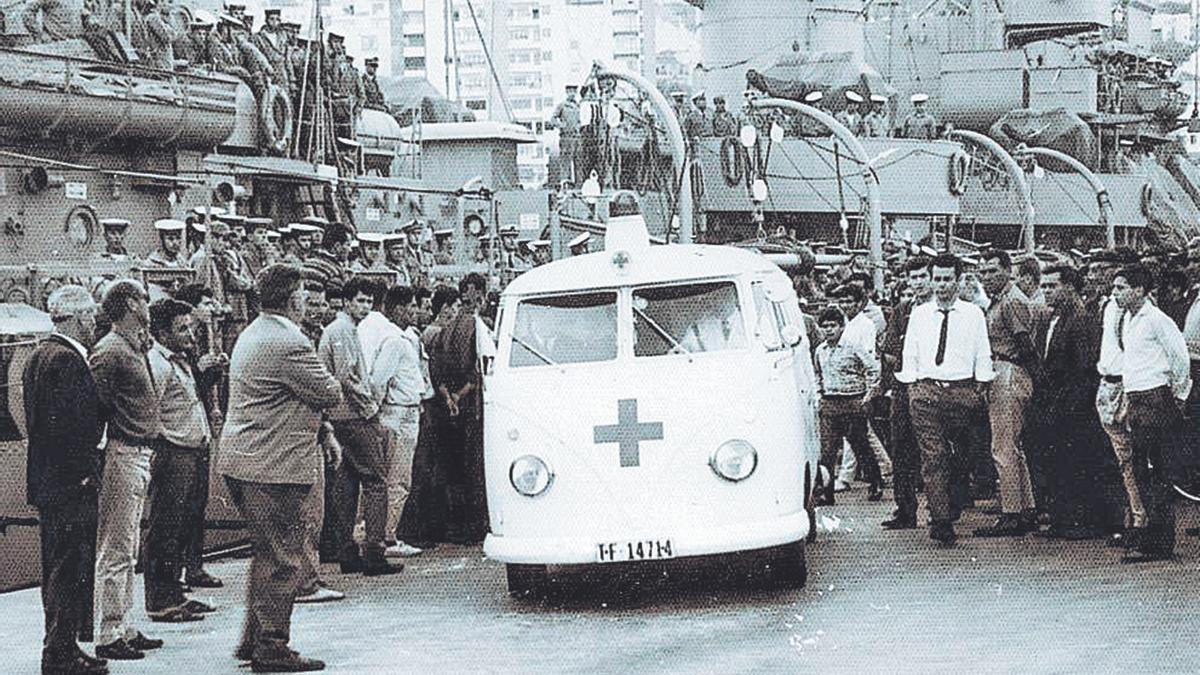 Ambulancia de Cruz Roja en un puerto canario.