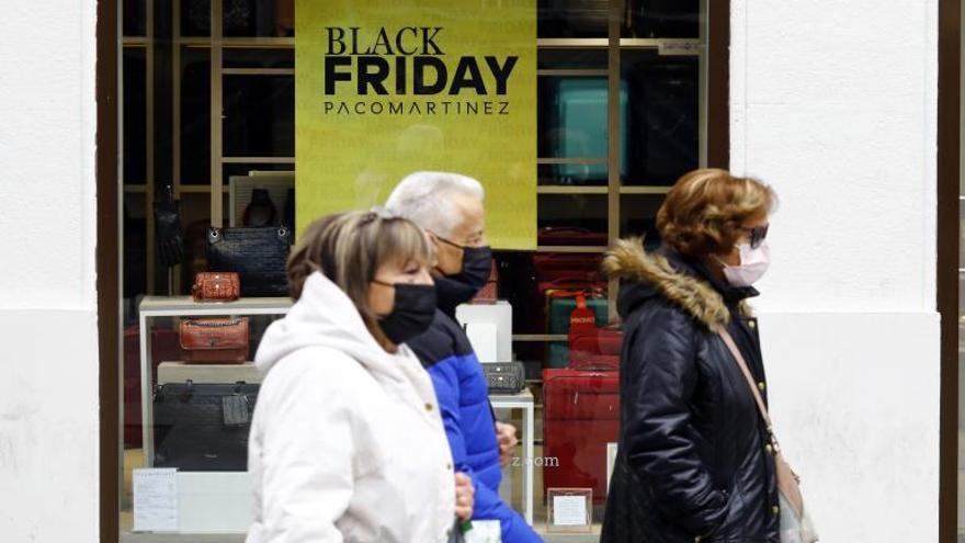 Una tienda de bolsos de Zaragoza, con el cartel de descuento.  | JAIME GALINDO