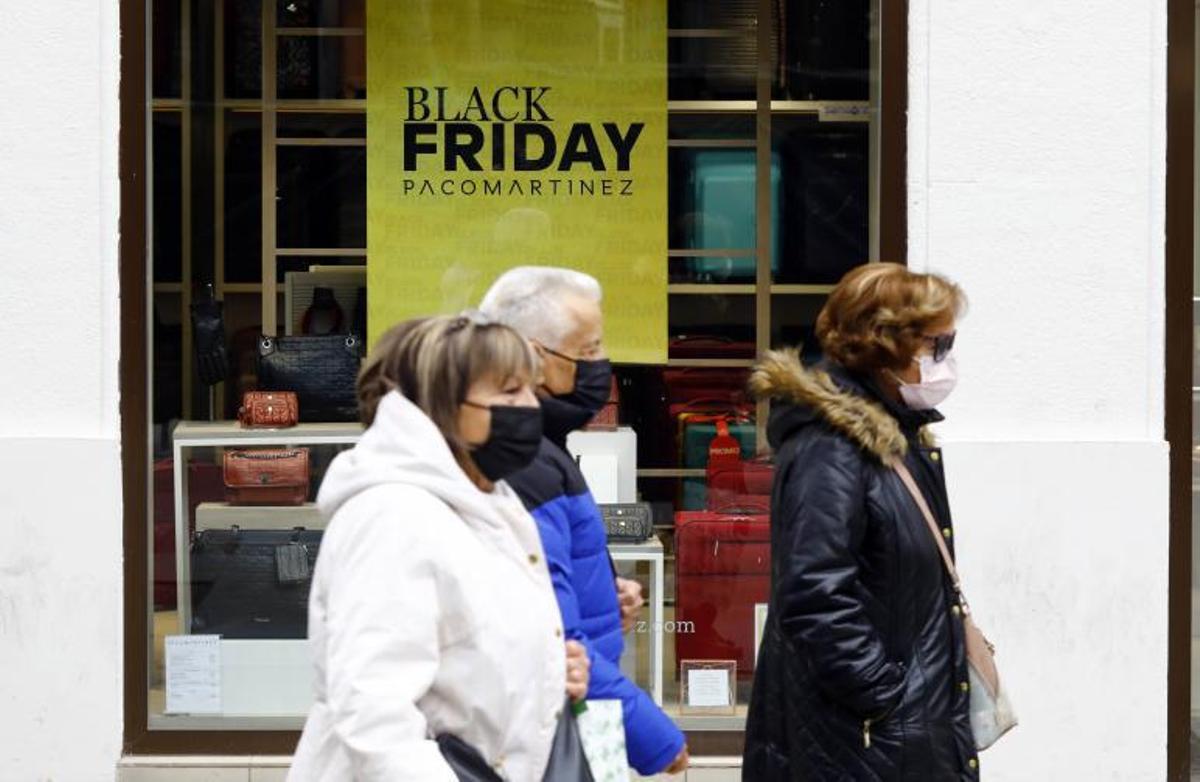 Una tienda de bolsos de Zaragoza, con el cartel de descuento. | JAIME GALINDO