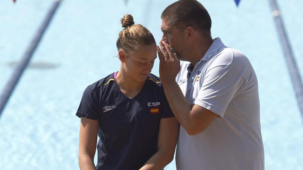 Mireia Belmonte con su entrenador en un entrenamiento en Sant Cugat