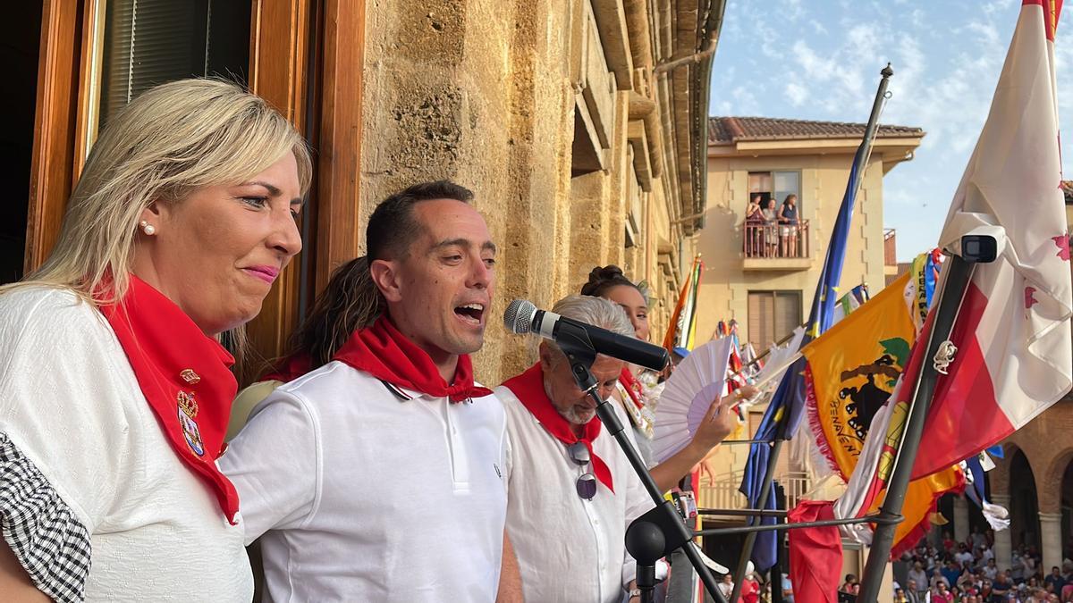 Un momento del discurso de inauguración de las fiestas del alcalde de Benavente, Luciano Huerga.