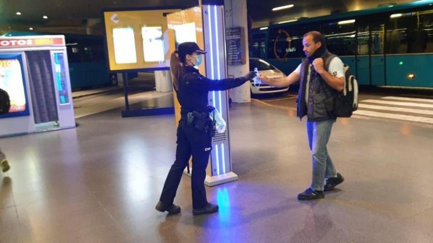 Reparto de mascarillas en la estación de San Telmo