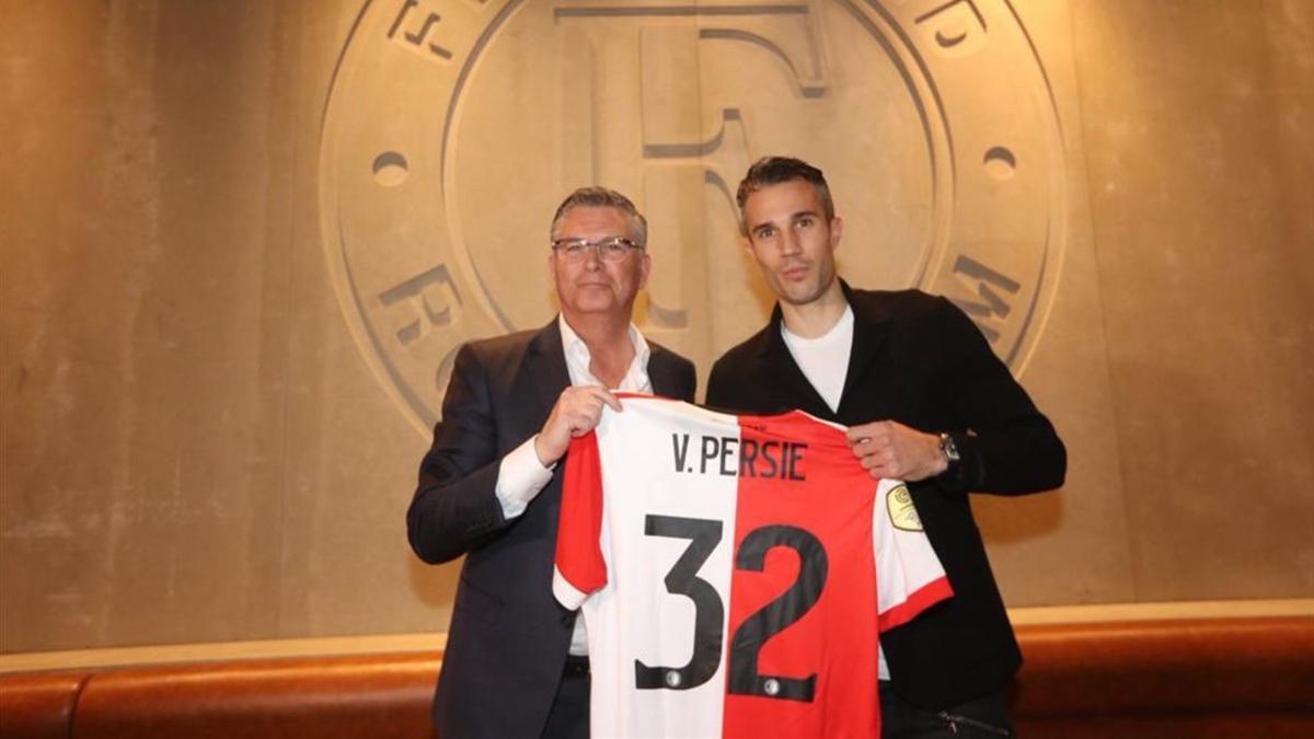 Van Persie posa con la camiseta del Feyenoord