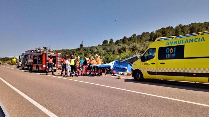 Un herido grave al volcar con una grúa en la N-420