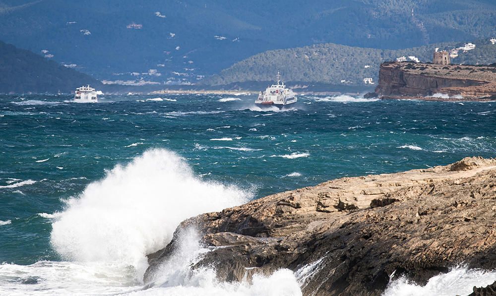 Las fuertes rachas de viento del noroeste han dificultado este martes la navegación entre Ibiza y Formentera durante toda la mañana.