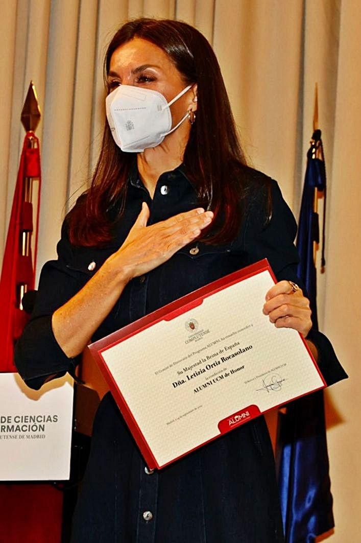 La Reina recibe emocionada el diploma de “Alumna de honor”. | Efe