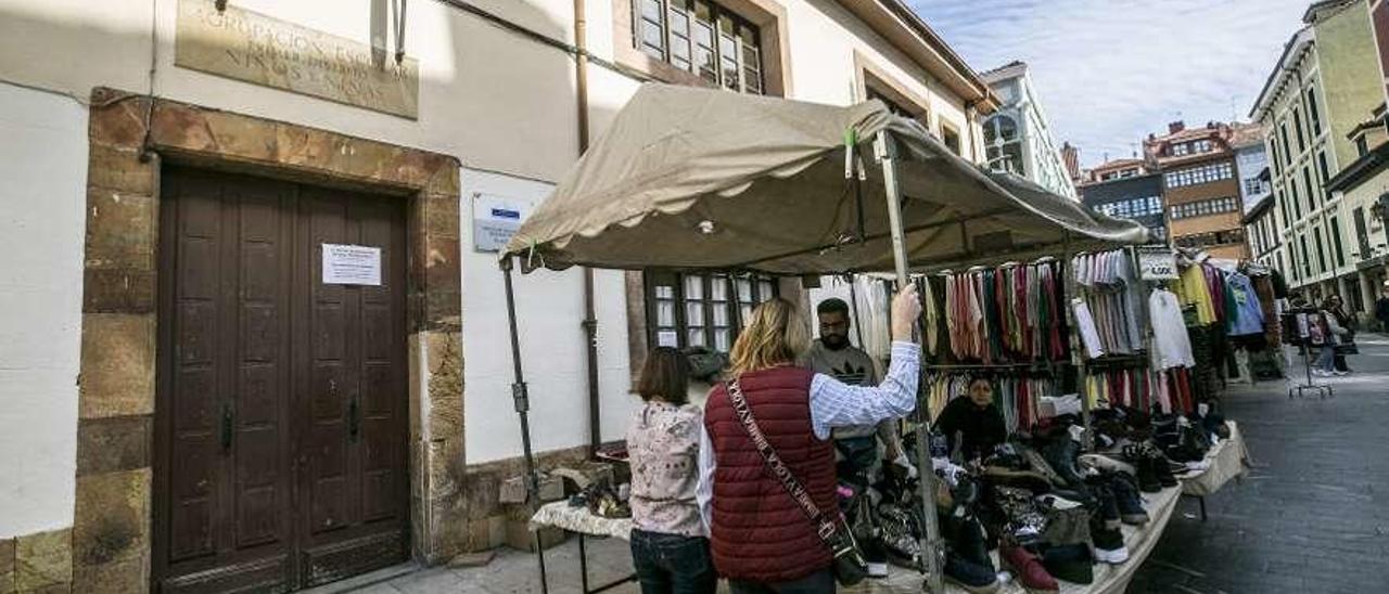 El Centro de Adultos del Fontán, cerrado y con un aviso sobre el traslado de las clases.