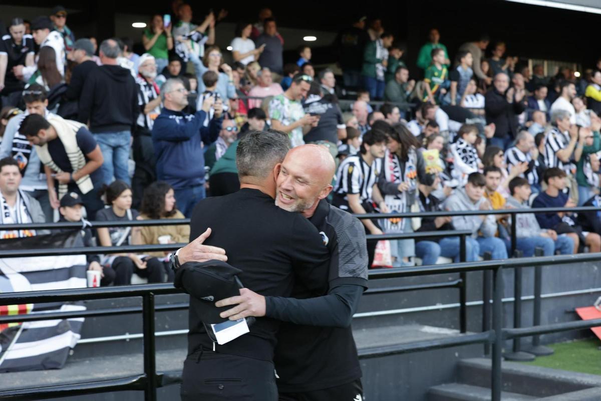 Iván Ania abraza a Dick Schereuder, técnico del Castellón, antes del encuentro.