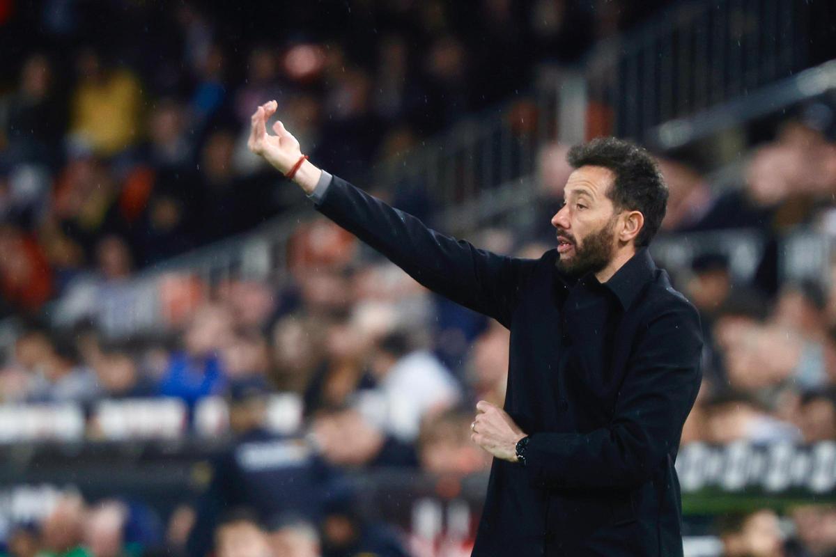 Carlos Corberán da instruccones a los suyos durante el Valencia - Alavés en Mestalla