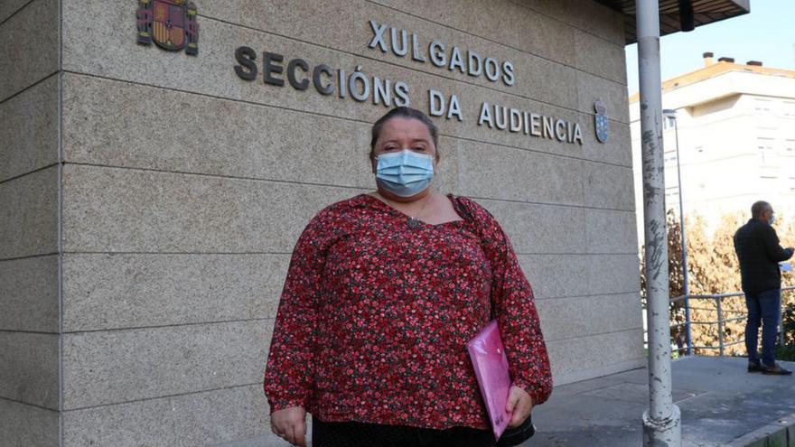 La denunciante María Dolores Gallego, ante el juzgado. | // ALBA VILLAR