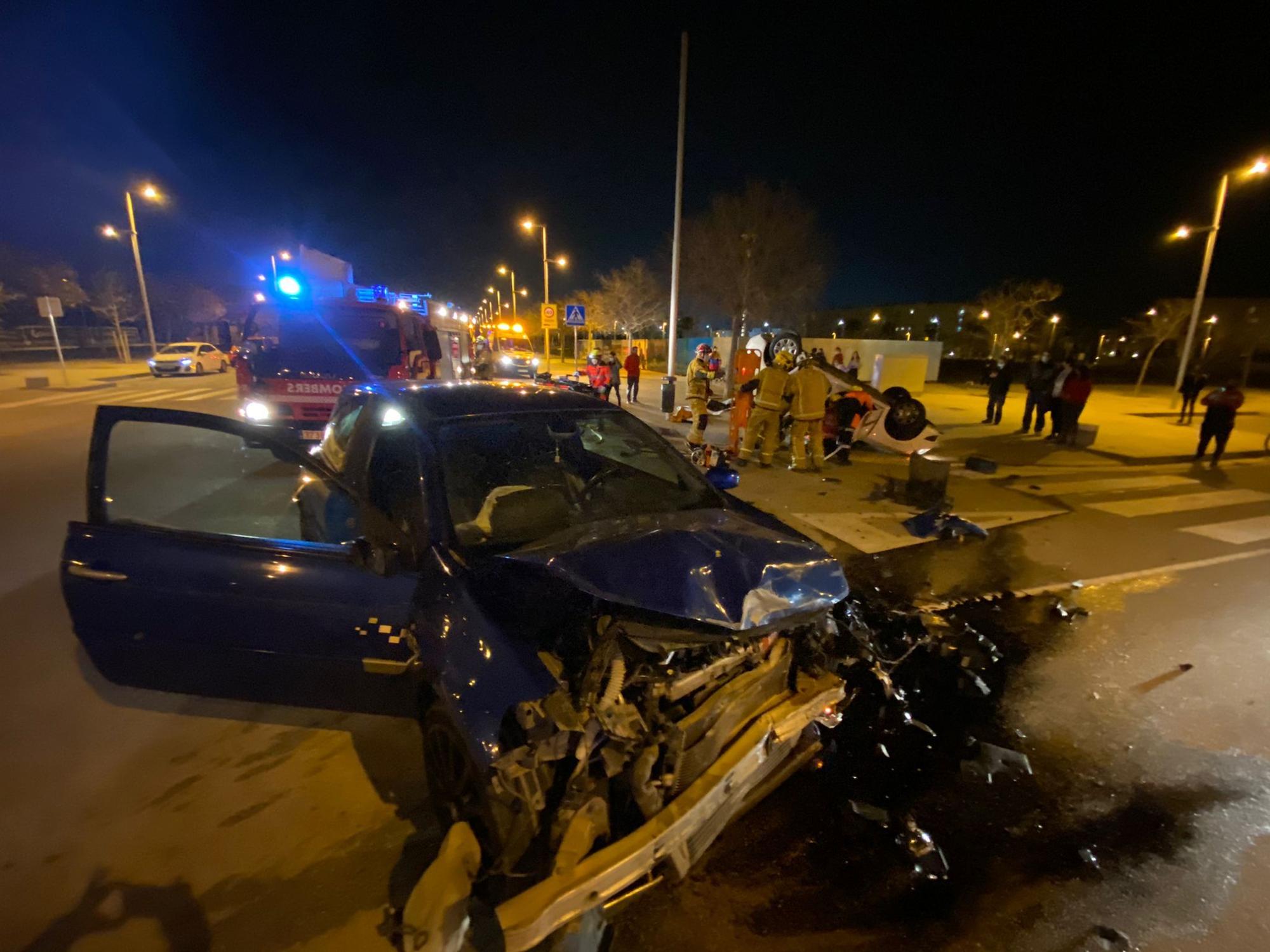 Aparatoso accidente en Palma: se estrellan contra un coche y se dan a la fuga
