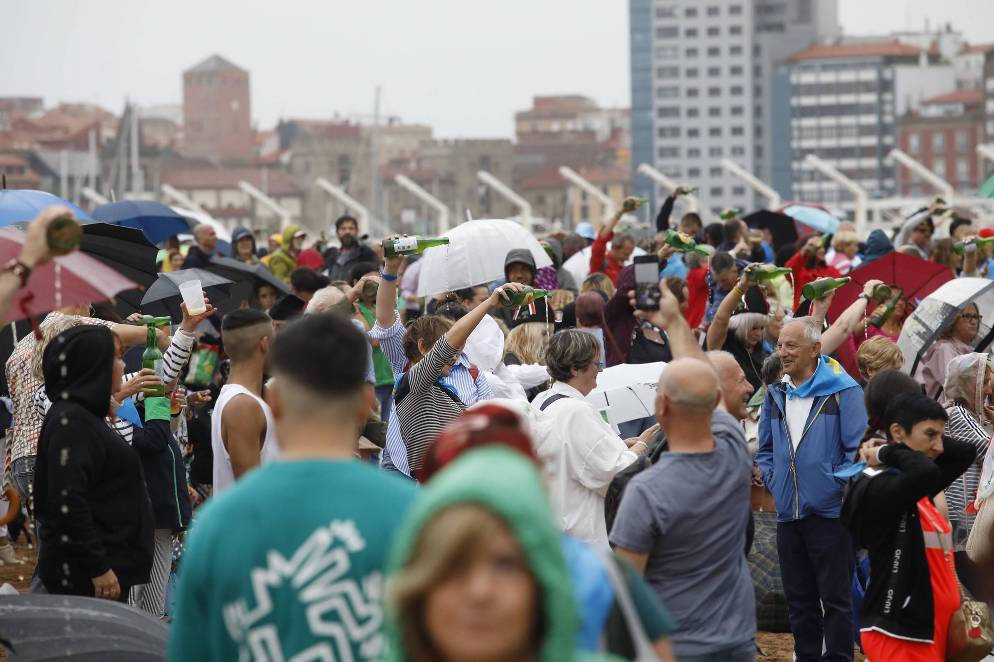 Así fue la cita para batir el récord de escanciado simultáneo en Gijón