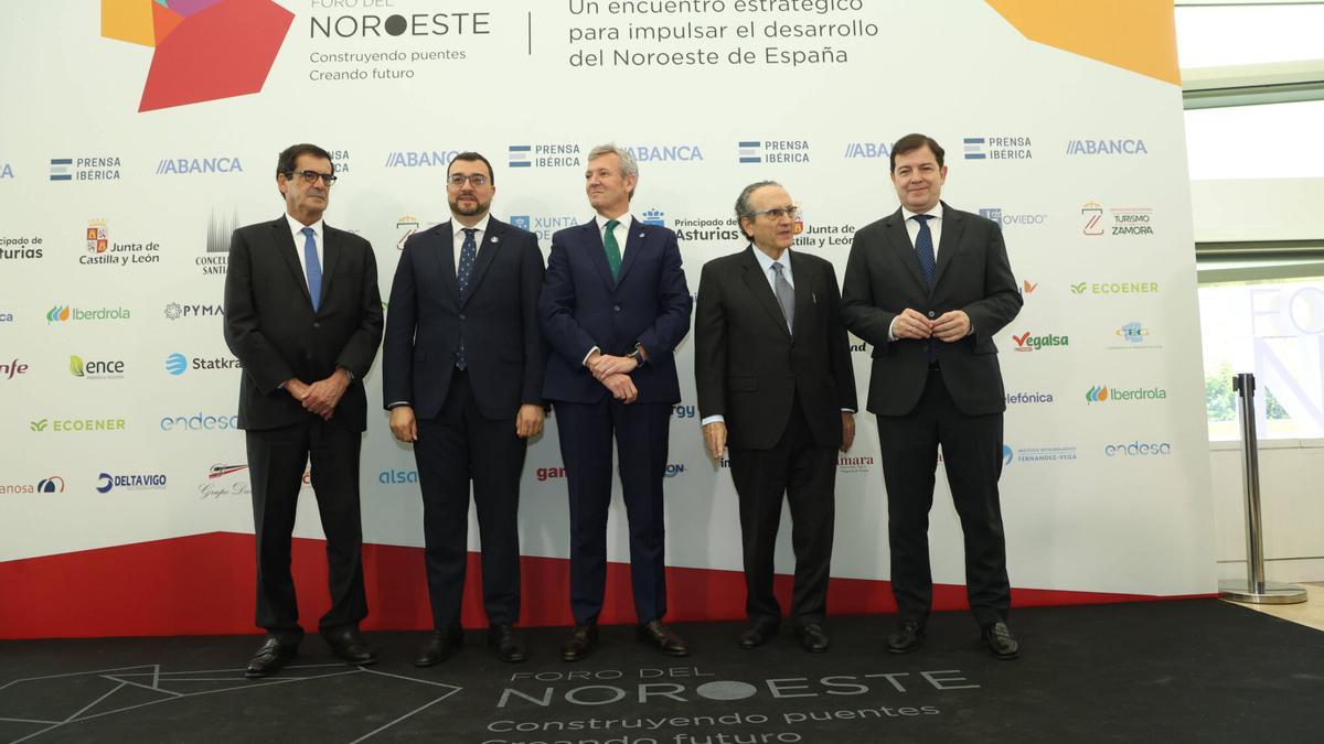 Por la izquierda, Rui Moreira, alcalde de Oporto, Adrián Barbón, presidente del Principado de Asturias, Alfonso Rueda, presidente de la Xunta de Galicia, Javier Moll y Alfonso Fernández Mañueco, presidente de la Junta de Castilla y León.