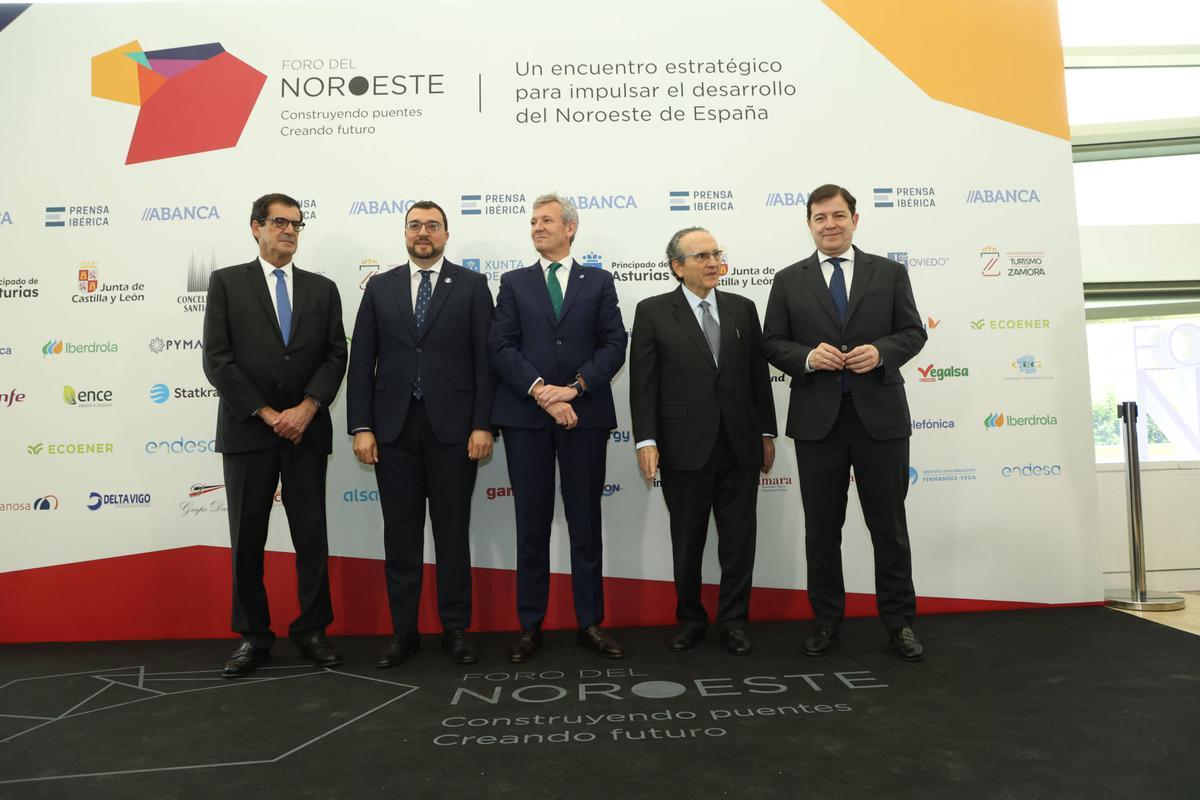 Por la izquierda, Rui Moreira, alcalde de Oporto, Adrián Barbón, presidente del Principado de Asturias, Alfonso Rueda, presidente de la Xunta de Galicia, Javier Moll y Alfonso Fernández Mañueco, presidente de la Junta de Castilla y León.