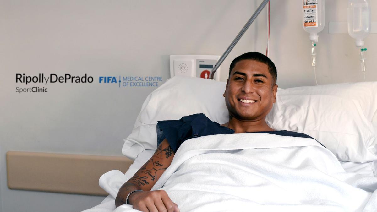 Marcelo Djaló sonríe tras abandonar el quirófano después de dos horas de intervención en la rodilla izquierda.