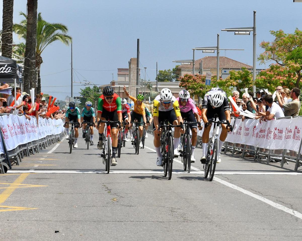 Llegada al esprint de una de las pruebas de ciclismo en la provincia de Castelló, en 2025.