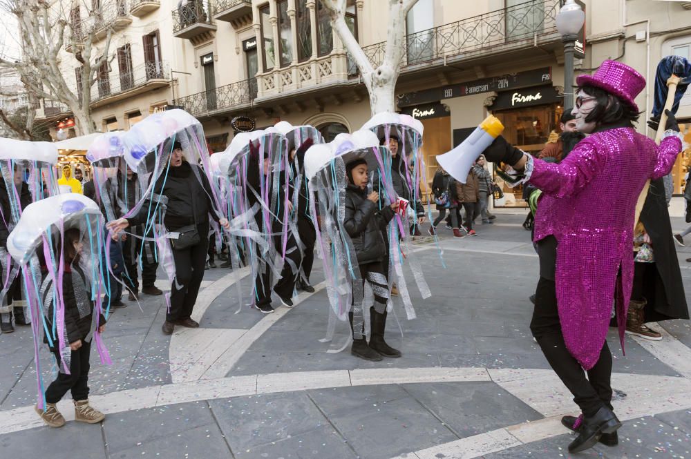 Cercavila de disfresses pel centre de Manresa