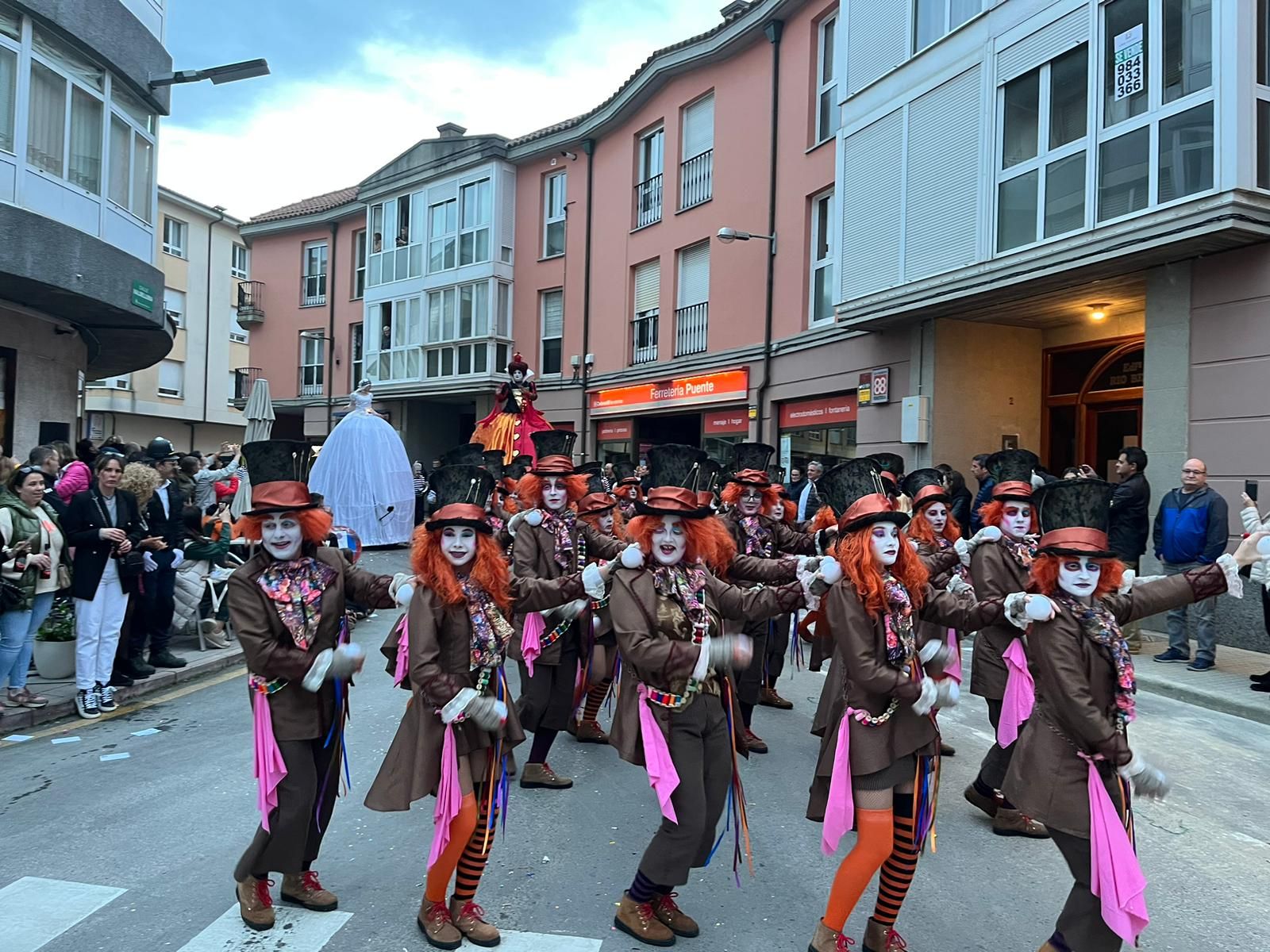 La locura del carnaval llena Posada de Llanes: así fue el multitudinario desfile