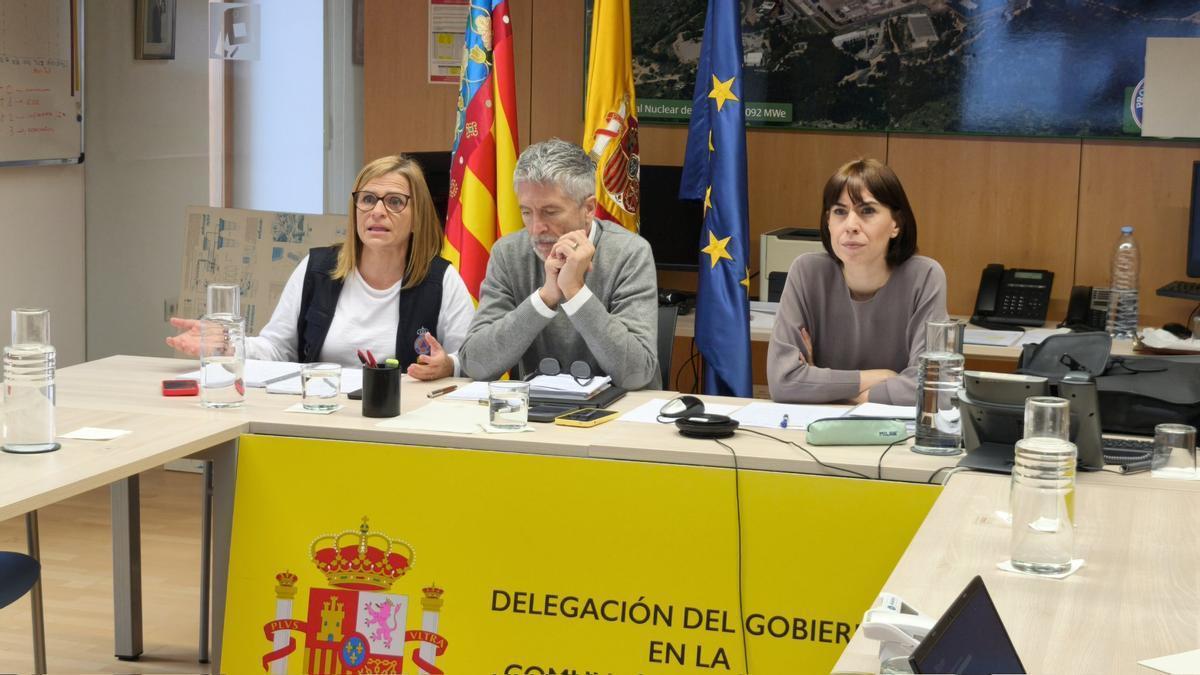 El ministro de Interior, Fernando Grande-Marlaska, junto a Bernabé y Morant, tras la reunión del gabinete de crisis.