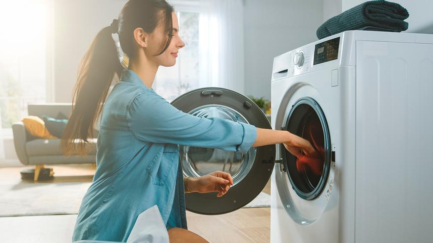 Adiós a los jabones de la lavadora: la única cucharada para que la ropa quede brillante