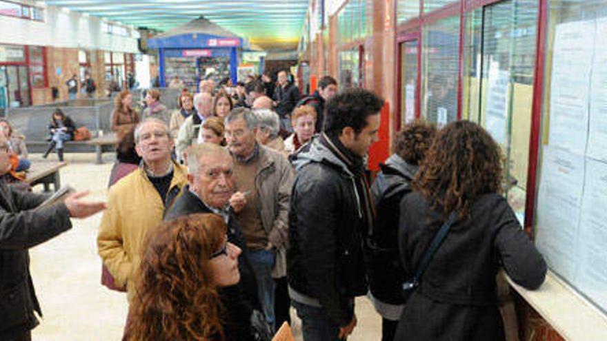 Colas por la tarjeta Millennium en la estación de autobuses. / Fran Martínez