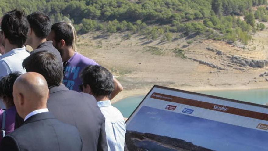 Emiliano García-Page (i), durante la visita que hizo el miércoles al embalse de Entrepeñas en Sacedón (Guadalajara).