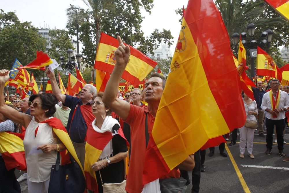 Caravana de vehículos con banderas españolas en València