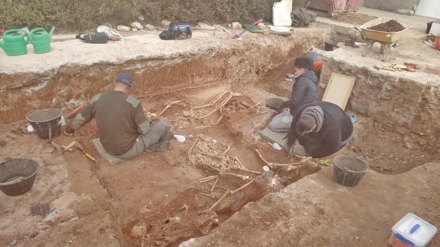 Comienzan en Palma del Río los trabajos de exhumación en la fosa común del cementerio