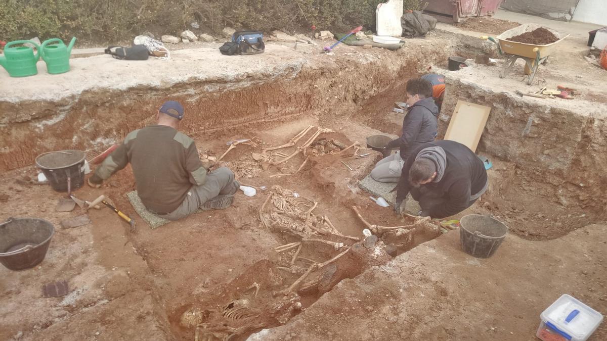 Trabajos que se llevan a cabo en la fosa común del cementerio palmeño.