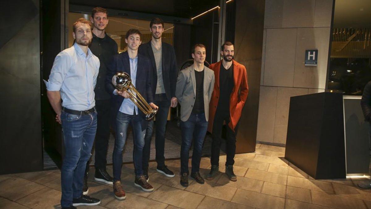 Parte de la plantilla, con la Copa, antes de entrar a cenar en el Princesa Sofía