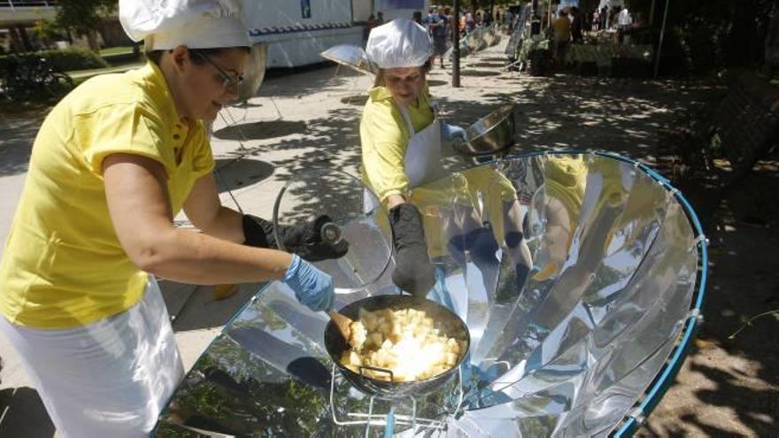 Preparación de comida, ayer, varios hornos solares.